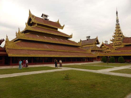Eingangshalle und Haupthaus des Königspalastes in Mandalay.