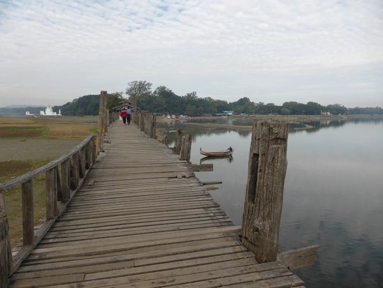Die längste Teakholzbrücke der Welt in Amarapura.