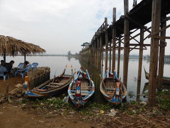 Die längste Teakholzbrücke der Welt in Amarapura. Aus schlechten Lautsprechern dringt ohrenbetäubender Lärm von Shakira. Sie hat es den Jungs hier wohl angetan und läßt sie nachts nicht schlafen.... (= Geständnisse der "lokals".)