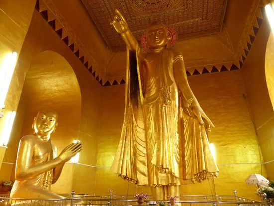 Mandalay Hill, der Buddha des oberen Tempels. (sorry, ich habe nicht nachgelesen, warum der mich wegschickt und wohin...) Aber unterwegs sind mehrere Buddha Pagoden und der letzte ist der größte und alle haben einen Mönch zu Fuße sitzen...