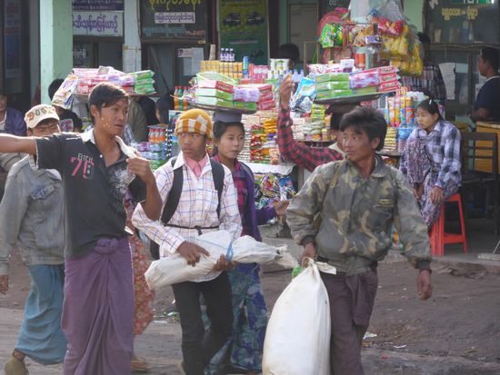 Hektisches Treiben am Busbahnhof in Mandalay - könnte aber überall sein.