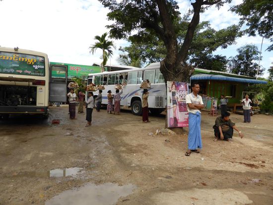 Zwischenstopp: die Verkäuferinnen versuchen ihre Waren direkt durch das Busfenster zu verkaufen. Die Busse machen einen "chinesischen" Eindruck.