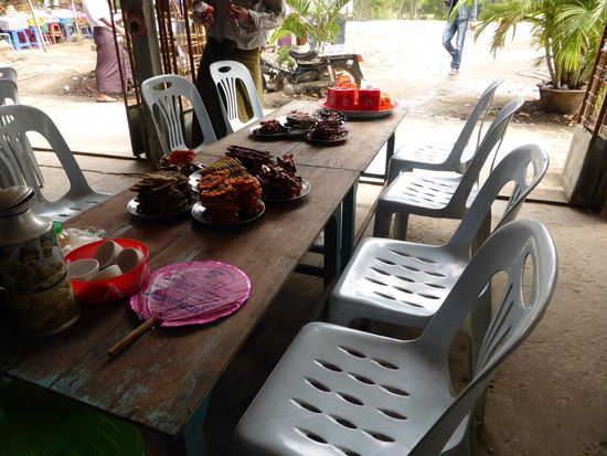 Mittagsrast: Auf dem Tisch stehen ausgebackene Leckereinen, wenn Dir etwas gefällt setzt Du Dich hin und bekommst Reis und Genüse und Soße und Schnick Schnack halt dazu und bezahlst anschließend, was Du hattest. Lecker, unkompliziert und schnell. --&gt; SOA eben 