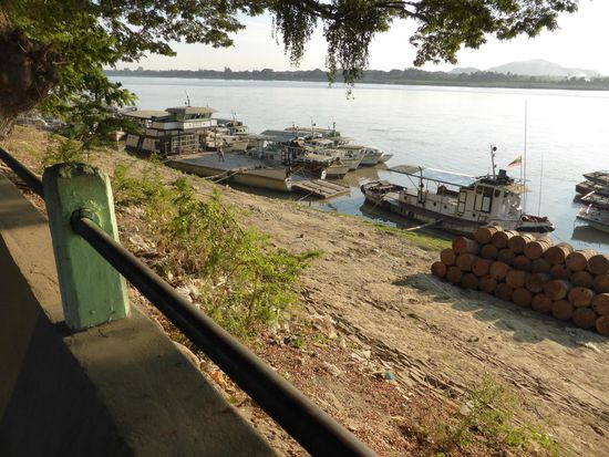 Hafen in Monywa: diese treckigen, alten, verbeulten und rostigen Fässer werden irgendwofür noch gebraucht?... Ein Rikschafahrer trägt eins nach dem anderen hoch auf die Straße, auf seine Rikscha.