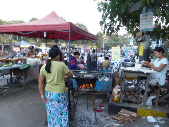 Frühlingsrollen: rechts werden verschiedene Füllungen frisch gerollt, in dem Feuerkessel ausgebacken und links in verschiedenen Schüssel sauber beschriftet angeboten. Im Hintergrund die Tische. serviert wird das ganze zerschnippelt, mit Salat und scharfer Soße, Tee steht wie immer auf dem Tisch und gehört dazu. - LECKER!!