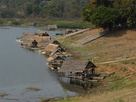 Auf diesen Floß-Booten kann man essen, sich über den See schillern lassen und auch schwimmen. Ich hatte Boot Nr. 10 und frittiertes Hähnchen mit Ingwer.
Die Belieferung erfolgt über die große Treppe, das Restaurant ist oben.