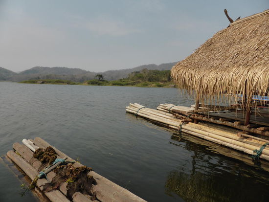 Blick von meinem Floß auf den See und die Berge.
Du siehst, wie klar das Wasser ist.