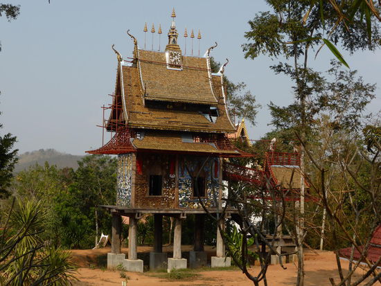Gebäude einer restaurierungsbeduerftigen Anlage mitten in den "Rubber" Wäldern. Eine Thai fährt mit mir herum, ich werde auf dem Mönch vorgestellt. Wir haben viel geredet,ohne dass einer den anderen verstanden hätte. Trotzdem schön.