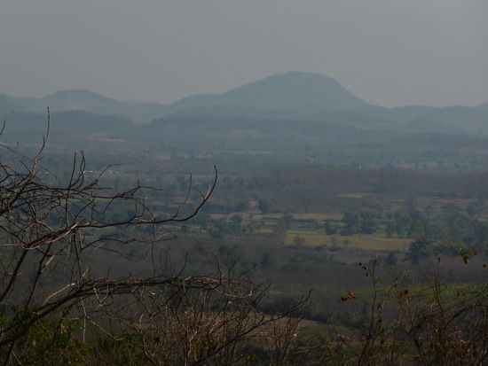 Auf dem Weg von Loei nach Na Duang kommst du kurz vor dem Ziel an diesen Rastplatz, der sich "Paradise of Na Duang" nennt. Die Aussicht ist gigantisch, leider ist auch dieser Platz fest in Händen der streunenden Hunde. Ignorieren hilft diesmal.