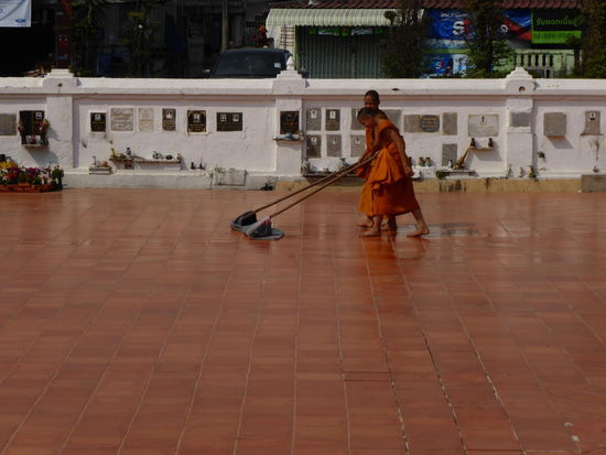 Immer paarweise reinigen die Novizen die riesige Fläche.
