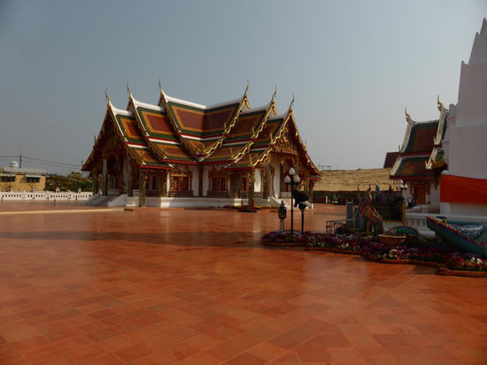 Die Anlage des Wat Phra Dhat Chern Chum ist beeindruckend. Ich werde von einem Mönch angesprochen und gesegnet. Er spricht astreines Englisch und ein paar Phrasen Deutsch. Will wissen warum ich hier bin, welchen Beruf ich habe, wo ich noch hinfahre.... Und sagt, was ich mir im Wat noch alles anschauen soll.
Toll!