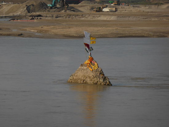 Wat Pha Thai Kung Nam: Spitze des Wat ragt aus dem Mekong und die Fahnen markieren ihn. Im Hintergrund ist Laos.