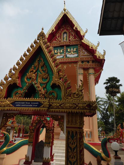 Unterwegs wird homstay angepriesen und auch ein Beach. Na, jedenfalls den schönen Wat möchte ich Such zeigen.