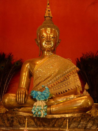 ... Oben rechts direkt unter der Beleuchtung sitzt der berühmte Buddha.
Hier ist sehr schön der Winterumhang zu erkennen.