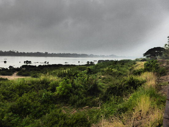 Mekong in Gewitter Stimmung. Nicht weit von Nong Khai fängt es zu regnen an, mit Donner. So - Zeit für eine Kaffee Pause am Mekong.