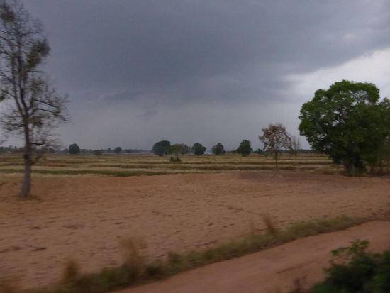 Die Regenwolken sind echt, die trockene Landschaft ist dankbar.