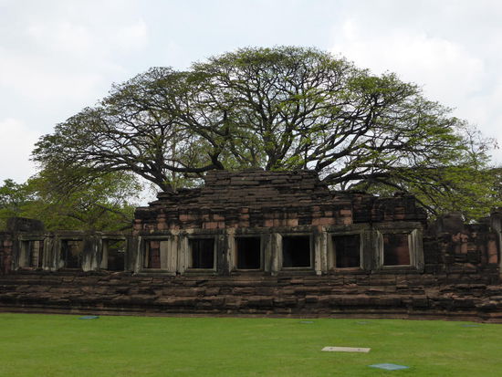 Die Ruinen liegen in einem weitläufigen Park mit altem Baumbestand.