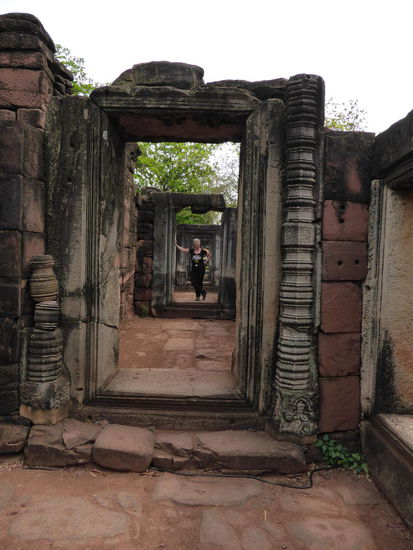 Die Fluchten der Ruinen sind symmetrisch und setzen sich in den folgenden Gebäudeteilen fort.