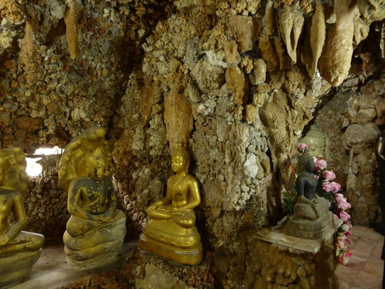 Stalaktiten und Stalagmiten zwischen Buddhas.