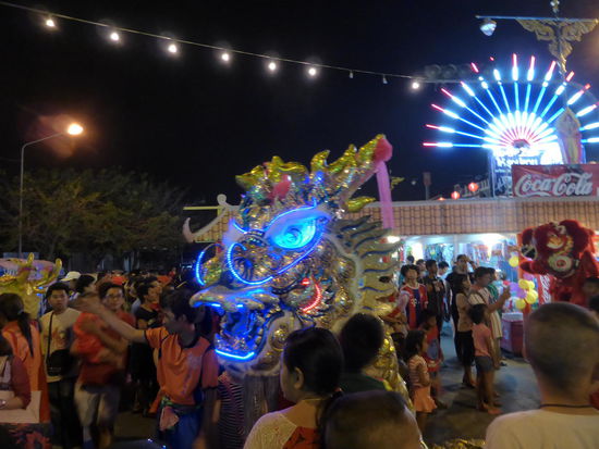 Der Drache kann blinzeln, die Augen blinken abwechselnd rot, blau oder grün und manchmal spukt er Feuerwerk!!