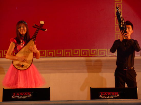 Voller Lebensfreude werden auf fremdländischen Instrumenten fremd klingende Melodien vorgetragen! Die Jungs und Mädels sind wirklich gut!
