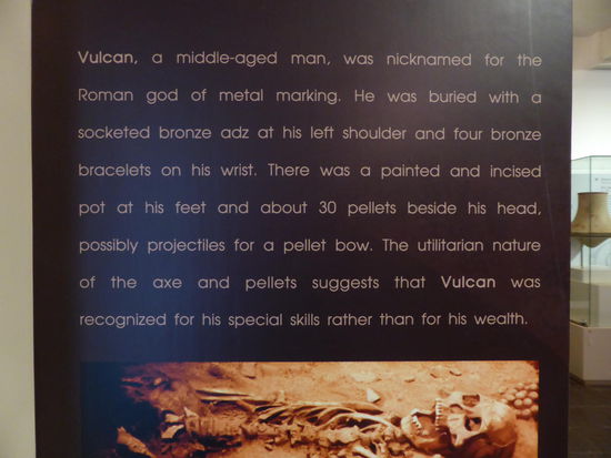 ﻿exponat aus dem museum in ban chiang: Vulcan heisst der Fund, und ist hier original getreu ausgestellt. Mit einer Bronze Verzierung an der Schulter, 4 Bronze Ketten und 30 Kugeln an seiner Seite. Die Axt und die Kugeln lassen vermuten, dass er hier besondere Fähigkeiten hatte.