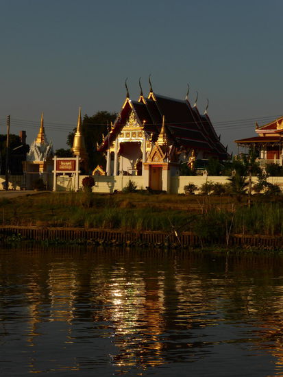 Kitschig - aber kein fake! Im Norden der Altstadt in Sonnenuntergang-Stimmung der Blick auf Koh Los.