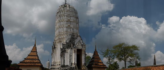 Wat Putthai Sawan: ich lasse mich mit einer einheimischen Fähre über setzen und Laufe los - ganz schön heiß.