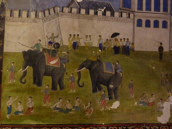 Alte Wandmalereien.....
Als ich eintreten weil kommt ein Mönch aus dem Dunkeln der erst mal die Fest Beleuchtung einschaltet. Um die Bilder zu schützen, ist wohl dunkel - aber für Besucher muss dann jemand schnell reagieren können. (Die arme Socke, er sitzt den ganzen Tag im dunkeln und hofft auf Touristen...)