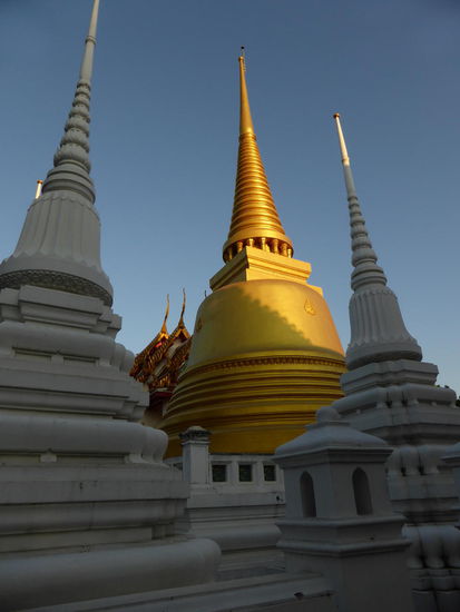 Chedis im Sonnenuntergang, im Hintergrund der Wat mit den Wandmalereien.