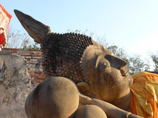 Der liegende Buddha im Wat Phutthai Sawan. Und das bei diesen Lichtverhältnissen....