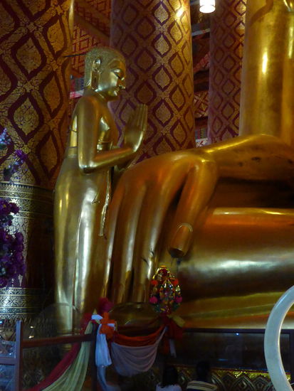 ...um zu verdeutlichen, was ich mit riesen groß meine: die linke Figur hat menschliche Größe, und rechts die Hand....