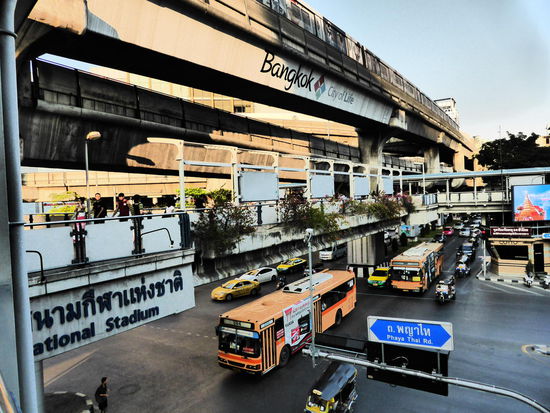 Impression einer Straßenszene am National Stadium, alle fahren in der lane, kein Gedränge und Durcheinander!! 
Oben an der Trasse der skytrain steht: Bangkok, City of life!