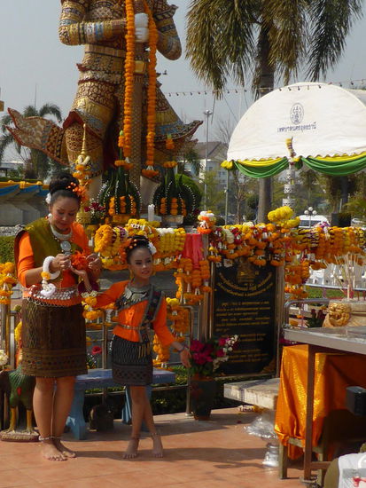 Raus geputzt für Fotos posen... An einem kleinen Tempel in Udon Thani.