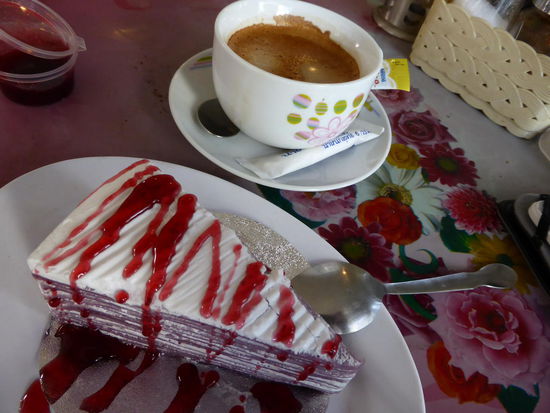 Kaffee und Kuchen auf Thai: die festen Lagen sind eine Obstmasse, das weiße Eischnee. Der kaffee ist echt und schmeckt. Na, der Kuchen auch!!