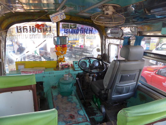 Mein local bus, etwas kleiner, lauter und noch voller. Der Boden ist mit Holzbretter ausgeschlagen.
