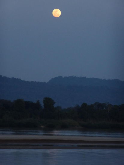 Vollmond Aufgang am Mekong - direkt vor meinem Bungalow.
