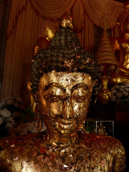 Im Wat sind viele Buddha Statuen mit Gold Plättchen beklebt, dieser Kopf hat mir am besten gefallen. (Was so schrumpelig aussieht, sind die Absätze der einzelnen Gold Plättchen.)