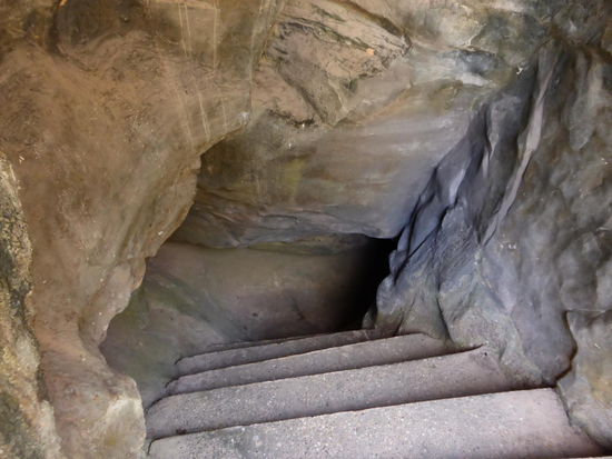 Eingang zu der Höhle, die ich nicht durchquert habe. Nach unten rechts gehts barfuß im Frosch-Watschelgang weiter.... Deckenhöhe bis zu 80 cm.- OK, bin ein Feigling.