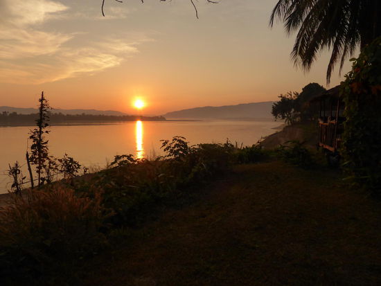 Sonnenaufgang von heute morgen - in Laos, gegenüber wurde schon früh ein Fest mit Lautsprechern gefeiert. - hätte sonst trotz Wecker wahrscheinlich nicht geklappt.