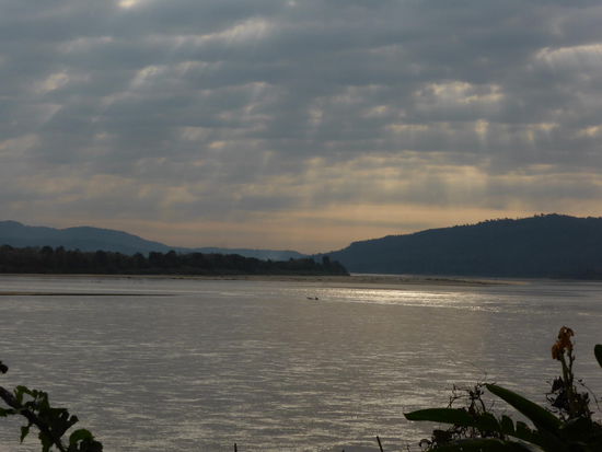 Sonnenaufgang am Mekong... Das ist eigentlich vor dem Wach werden, definitiv aber vor Dusche und Frühstück.