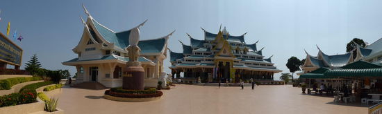 Wat Pu Khan Kom. Ein riesen groß angelegter neuer Tempel mit einem liegenden Buddha aus Marmor.