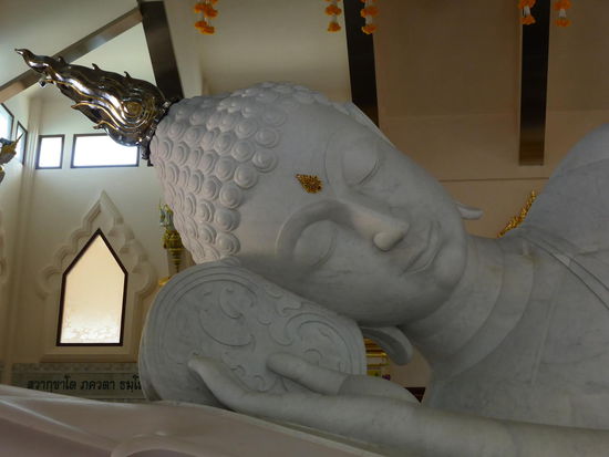 Kopf des liegenden Buddha, du erkennst die Maserung des Marmor!