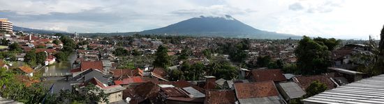Rundumsicht auf Bogor von der Gumtin Terasse.