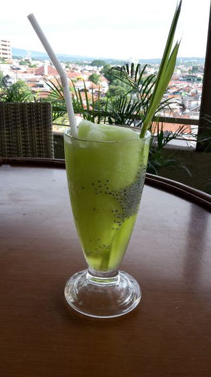 Sereh Punsch, mit lemon Gras und irgend einer Frucht.  Lecker!