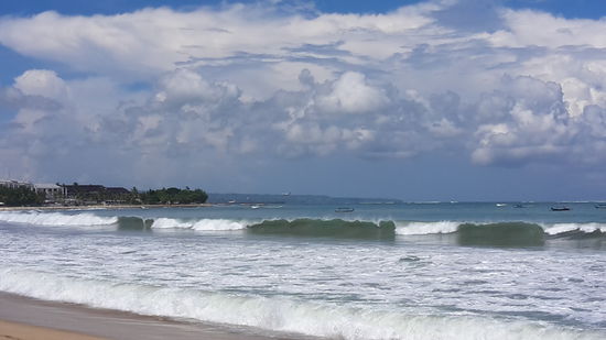 Morgens am Meer: die Wellen sind gut um surfen zu lernen. Im Hintergrund, hinter den Bäumen ist die Landebahn des Flughafens. Wenn ihr das Bild vergrößert, seht ihr einen Flieger im Anflug.  Der muss direkt über dem tosenden Meer ganz  runter, um die Landebahn zu erwischen. Tolles Schauspiel! Live natürlich am besten! 