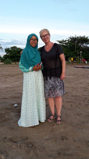 Und natürlich treffe ich wieder junge Leute, die ihr Englisch praktizieren möchten. Und mit Aufnahme und als Fotomodell und email Adresse. .... diese junge Dame sprach gut und verständlich, später kamen noch Jungs, die haben sich zwar getraut, aber sehr schlecht gesprochen.  Da habe ich die Lehrerin gespielt und nicht verstanden was er gefragt gat, er musste wiederholen und umschreiben , - aber ganz putzig.  Wenn sich erst mal eine (r) traut, kommen noch viele Hinterher. Ich schaffe es kaum, meine Sonnenuntergangs Bilder zu knosen. 