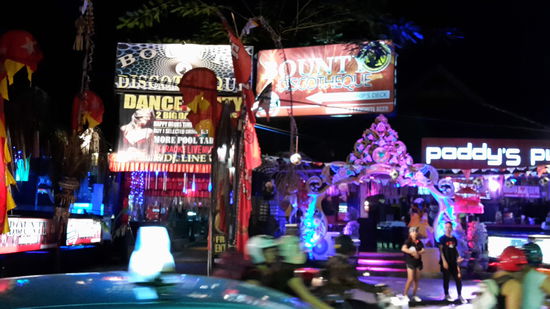 Pralles Nachtleben auf der Straße in Kuta.