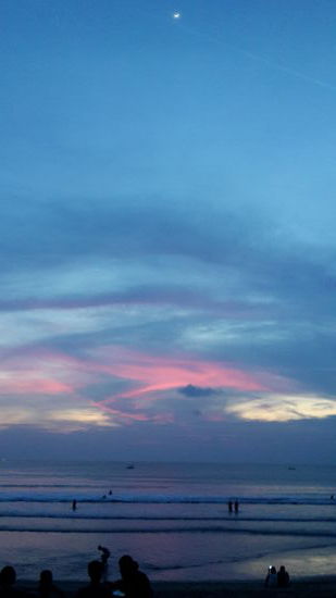 Ich muss euch noch einen Sonnenuntergang zeigen  .... ganz oben seht ihr die Sichel des Mondes liegen. Saß auf einem Plastik Stuhl mit einem kalten Bier, das teurer war als im Restaurant. Aber das hat sich gelohnt!