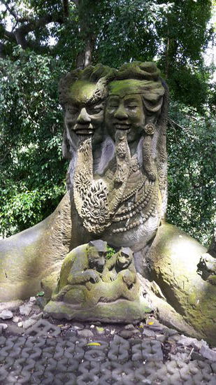 Steinfiguren im Affenwald.
